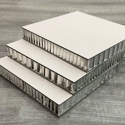 Außenwandverkleidung Gebäudefassadenplatte Weiße Kalksteinfliesen Aluminium Honighalssteinplatten mit Folie Dekoration